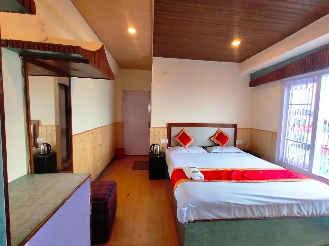 Shorya Regency Near Mall Road 호텔 심라